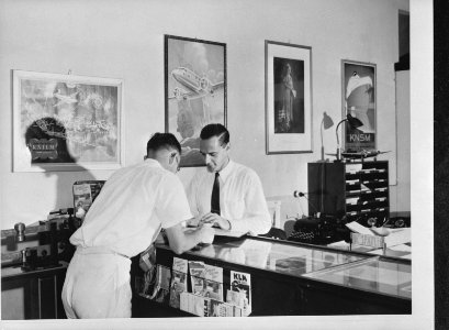 Interieur van het KLM-kantoor te Willemstad, Curaçao, Bestanddeelnr 935-1176