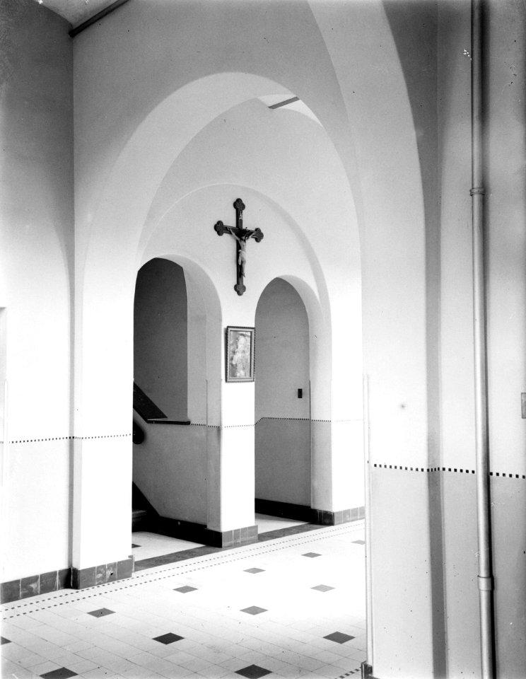 Interieur van het klooster doorgangen naar trappen met bogen, kruisbeeld en teg, Bestanddeelnr 252-0869