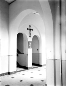 Interieur van het klooster doorgangen naar trappen met bogen, kruisbeeld en teg, Bestanddeelnr 252-0869