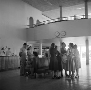 Interieur van het stationsgebouw op vliegveld Hato op Curaçao, Bestanddeelnr 252-7676