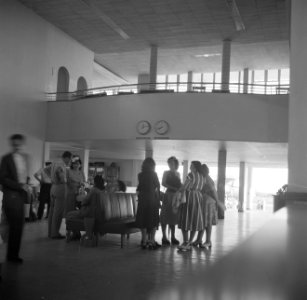 Interieur van het stationsgebouw op vliegveld Hato op Curaçao, Bestanddeelnr 252-7677