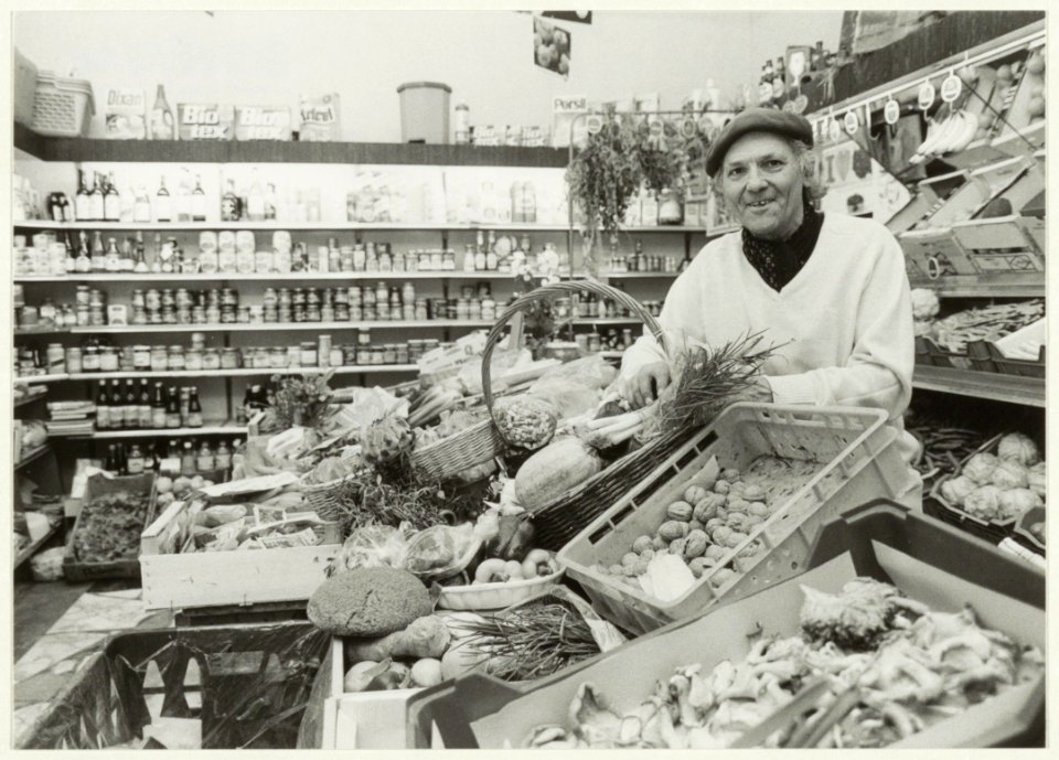 Interieur van groentezaak van Jan Jacob de Klerk in de Iordensstraat. NL-HlmNHA 54031623