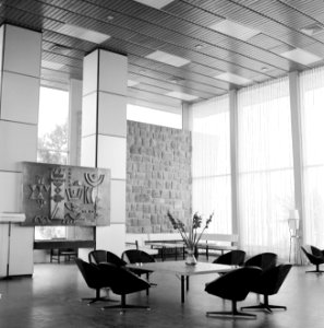 Interieur van het Avia-hotel met kunstwerk en zitjes, Bestanddeelnr 255-3092