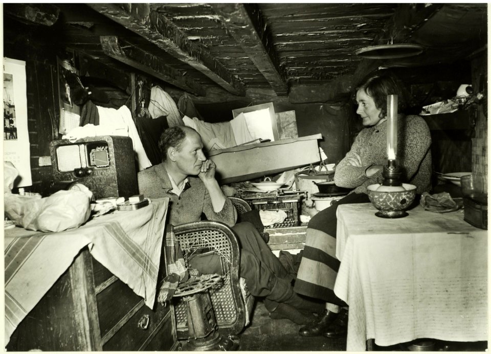 Interieur van het woonbootje van de fam. Koster, NL-HlmNHA 5400464840