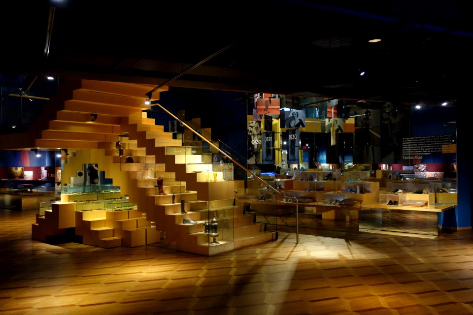 Interior view - Bata Shoe Museum - DSC09994