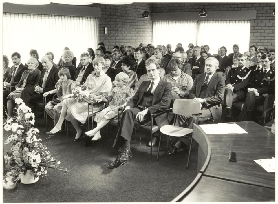Interieur van het gemeentehuis te Bennebroek aan de Bennebroekerlaan 5 te Bennebroek met een gezelschap, aanwezig voor de installatie van G.H. van Egerschot tot burgemeester van Bennebroek o, NL-HlmNHA 54016689