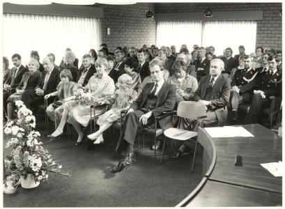 Interieur van het gemeentehuis te Bennebroek aan de Bennebroekerlaan 5 te Bennebroek met een gezelschap, aanwezig voor de installatie van G.H. van Egerschot tot burgemeester van Bennebroek o, NL-HlmNHA 54016689