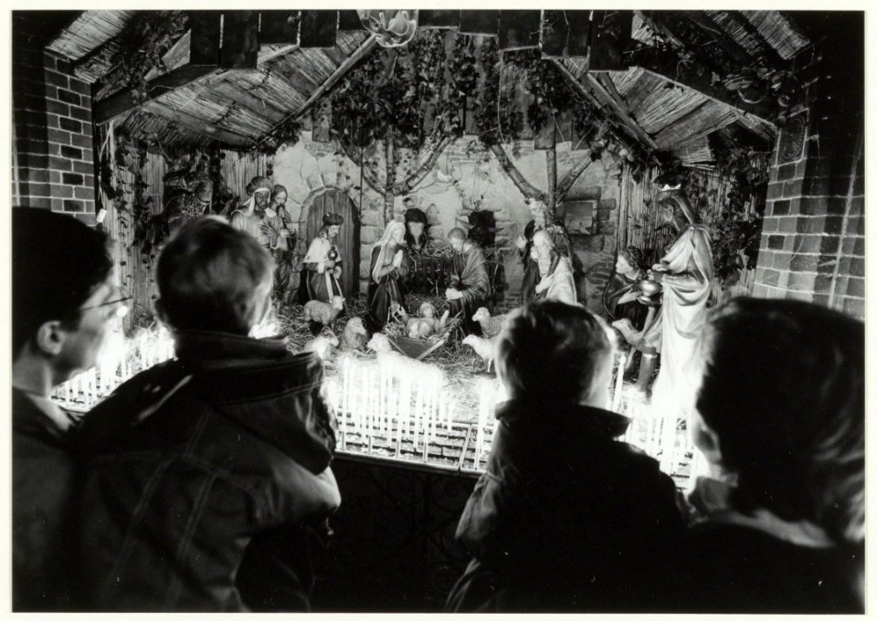 Interieur van van de RK Engelmunduskerk in Driehuis met een Kerststal uit 1910. NL-HlmNHA 54050193