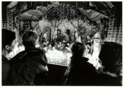 Interieur van van de RK Engelmunduskerk in Driehuis met een Kerststal uit 1910. NL-HlmNHA 54050193