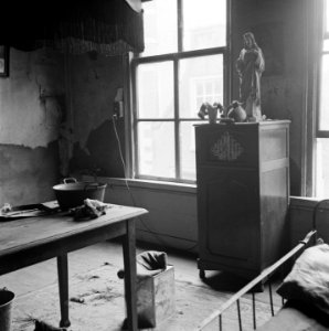 Interieur van een vervallen woning Op een kast staat een Jezusbeeld, Bestanddeelnr 900-4656