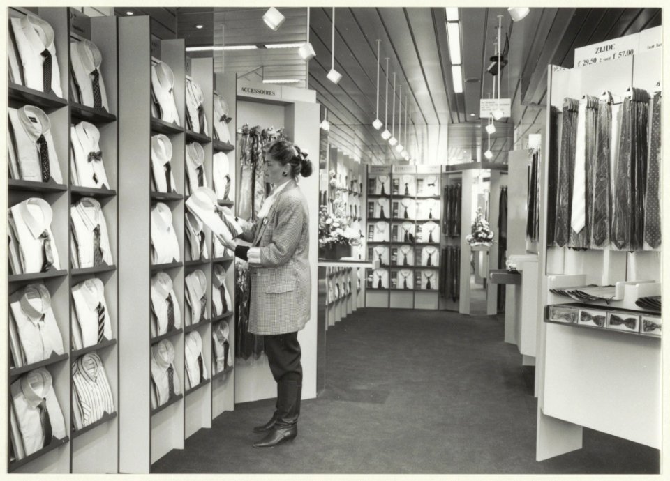 Interieur van overhemden- en stropdassen speciaalzaak Ed Cetera van Ed van den Broek aan het Houtplein. NL-HlmNHA 54023572
