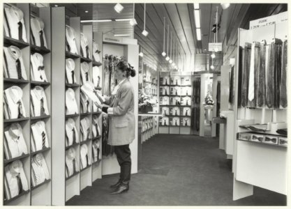 Interieur van overhemden- en stropdassen speciaalzaak Ed Cetera van Ed van den Broek aan het Houtplein. NL-HlmNHA 54023572