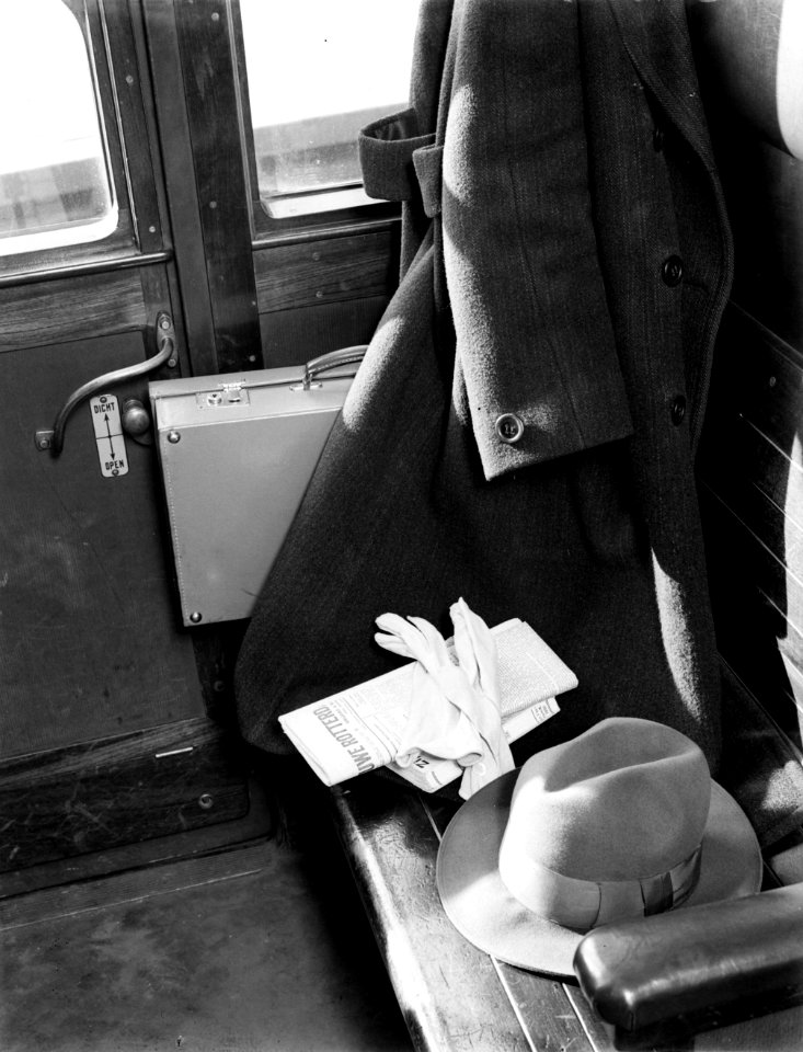Interieur van een treincoupé opgehangen jas, hoed, handschoenen, krant, koffer , Bestanddeelnr 252-1054