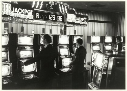 Interieur met fruitautomaten in het casino in Zandvoort. NL-HlmNHA 54015359