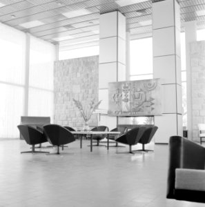 Interieur van het Avia-hotel met kunstwerk en zitjes, Bestanddeelnr 255-3093