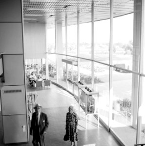 Interieur van het Avia-hotel met bezoekers en rechts de glazen gevel, Bestanddeelnr 255-3091