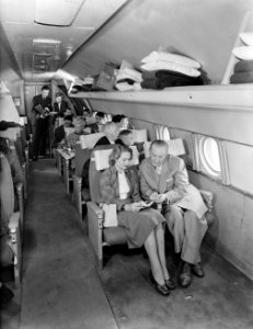 Interieur van een vliegtuig met passagiers en een steward, Bestanddeelnr 252-1816
