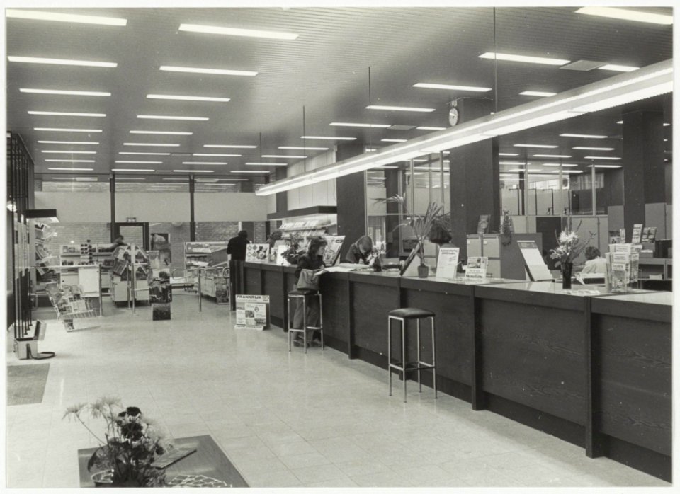 Interieur van de A.N.W.B.-winkel aan het Stationsplein. NL-HlmNHA 54009594 02