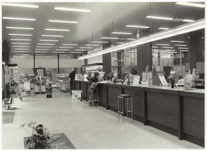 Interieur van de A.N.W.B.-winkel aan het Stationsplein. NL-HlmNHA 54009594 02