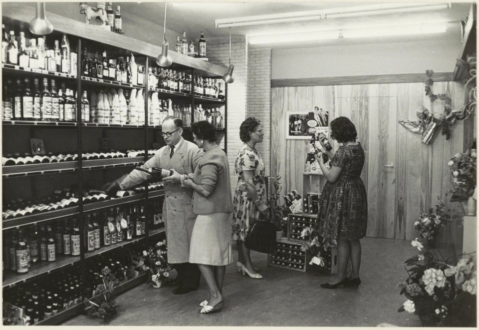 Interieur van Slijterij Hooij, Rijksstraatweg 8. NL-HlmNHA 54004393
