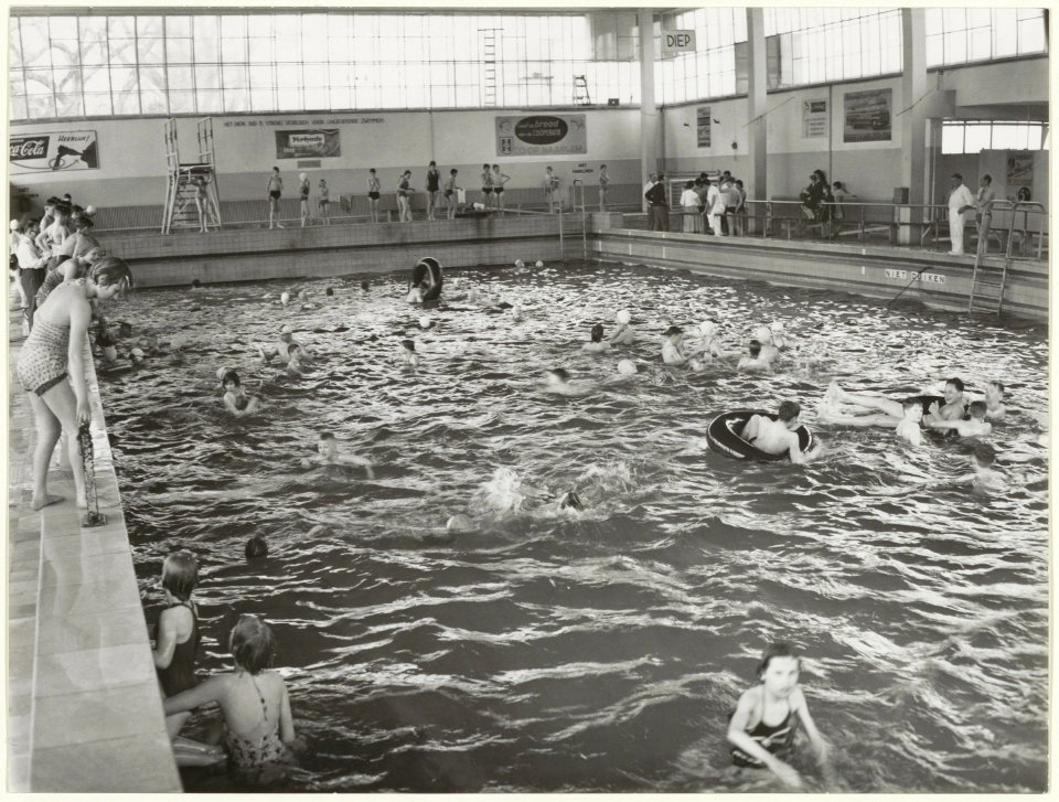 Interieur zwemzaal van het Sportfondsenbad, ziende naar het noordwesten. NL-HlmNHA 54010714