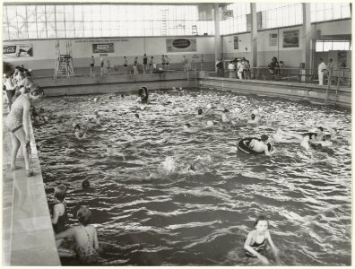 Interieur zwemzaal van het Sportfondsenbad, ziende naar het noordwesten. NL-HlmNHA 54010714