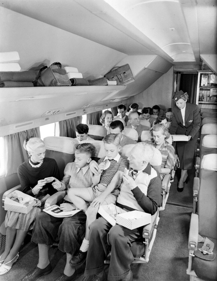 Interieur van een vliegtuig met passagiers en een stewardess, Bestanddeelnr 252-1815