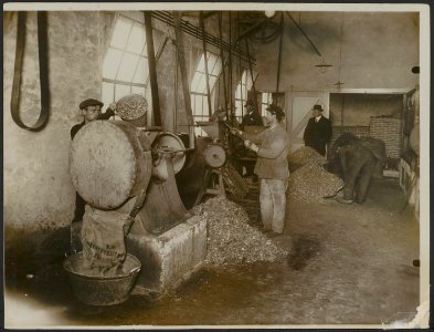 Interieur van een veevoederfabriek. Arbeiders en bezoekers., Bestanddeelnr 158-2130