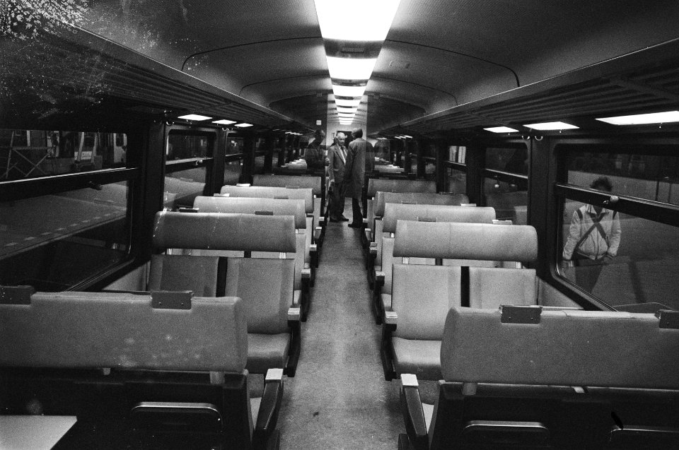 Interieur tweede klasse van het nieuwe rijtuig, Bestanddeelnr 931-0528