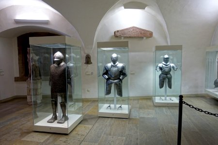 Interior view with armor - Mainfränkisches Museum - Würzburg, Germany - DSC05122