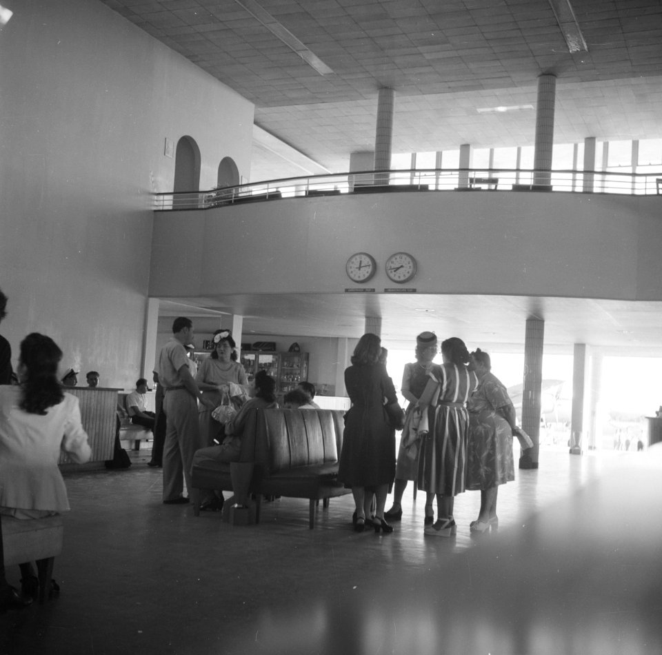 Interieur van het stationsgebouw op vliegveld Hato op Curaçao, Bestanddeelnr 252-7678