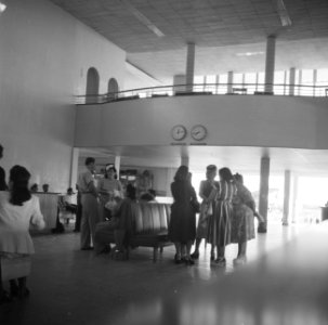 Interieur van het stationsgebouw op vliegveld Hato op Curaçao, Bestanddeelnr 252-7678
