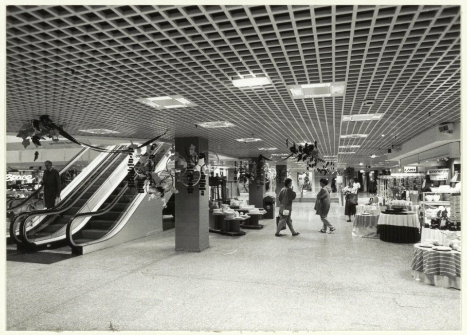 Interieur van het winkelcentrum Brinkmann-passage na een ingrijpende renovatie. NL-HlmNHA 5423570
