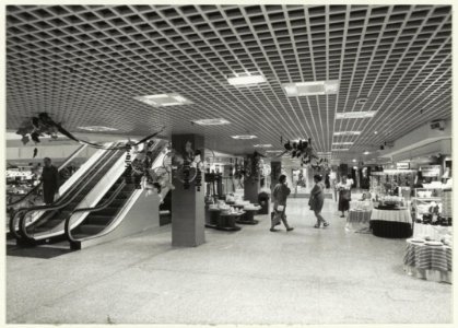 Interieur van het winkelcentrum Brinkmann-passage na een ingrijpende renovatie. NL-HlmNHA 5423570