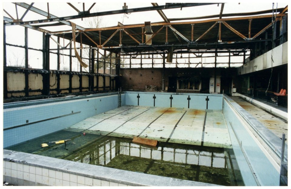 Interieur van het afgebrande gedeelte van zwembad De Planeet tijdens de gedeeltelijke sloop t.b.v. de herbouw. NL-HlmNHA 54036929