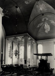 Interieur, ziende naar het zuiden, met preekstoel. Aangekocht in 1977 van fotograaf C. de Boer, NL-HlmNHA 54004678