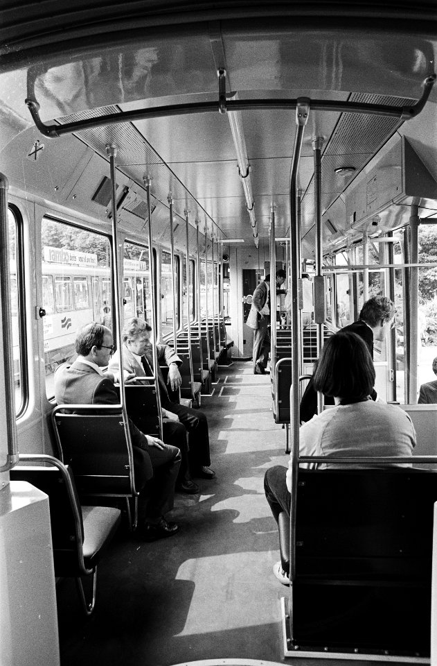 Interieur van een tram, Bestanddeelnr 930-3442