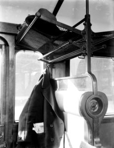 Interieur van een treincoupé opgehangen jas met krant in binnenzak, koffer, bag, Bestanddeelnr 252-1053