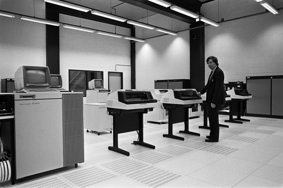 Interieur van een van het rekencentrum, Bestanddeelnr 933-5540