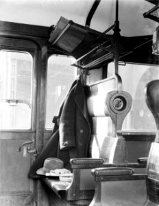 Interieur van een treincoupé opgehangen jas, hoed, bagagerekken en zitbanken, Bestanddeelnr 252-1052