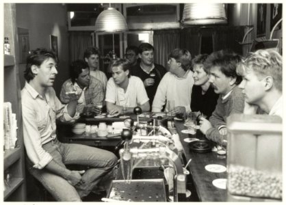 Interieur met gasten van café Drinkwinkel, Kleine houtstraat 86. Geheel links de kastelein Rolf Erkens. NL-HlmNHA 54015228