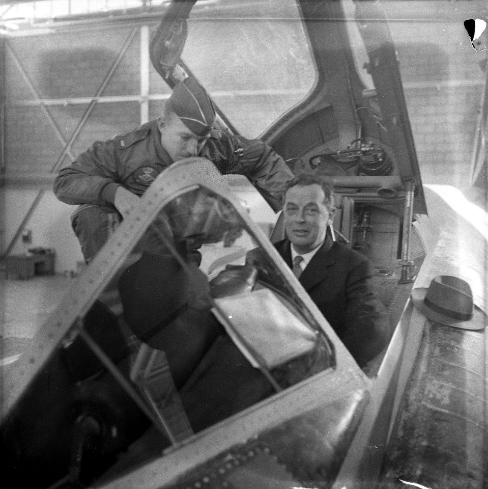 Interceptor Squadron te Soesterberg, dagger verlaat hangar, Bestanddeelnr 912-0783
