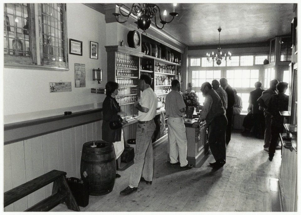 Interieur van café Het wapen van Haarlem aan de Damstraat. NL-HlmNHA 54034122