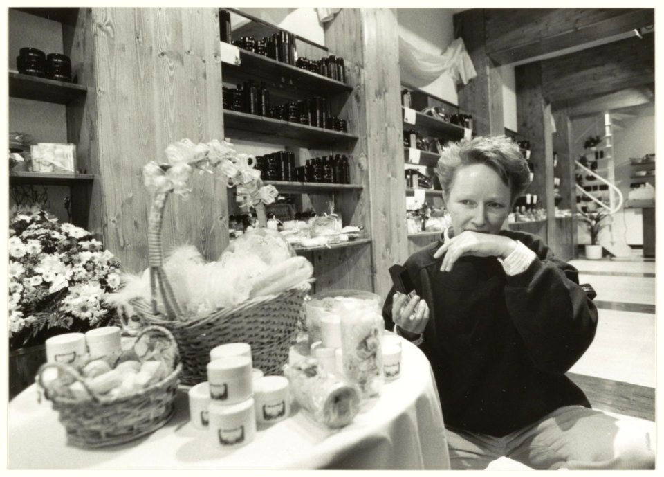 Interieur Parfumerie ' The Smell of Success'in de Anegang . Eigenares Carla Heeman, NL-HlmNHA 54031847