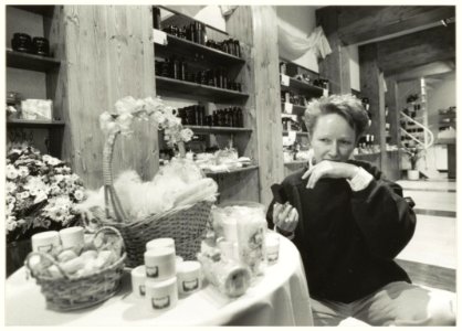 Interieur Parfumerie ' The Smell of Success'in de Anegang . Eigenares Carla Heeman, NL-HlmNHA 54031847