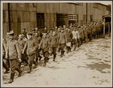 Interesting scenes taken on the arrival of German Prisoners at Southampton befor, Bestanddeelnr 158-1957