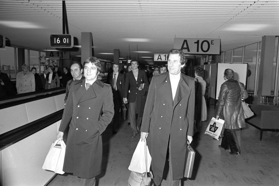 Inter Milaan op Schiphol voor wedstrijd om UEFA Cup tegen FC Amsterdam aankoms, Bestanddeelnr 927-5592