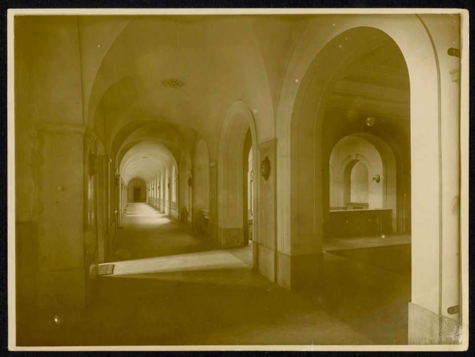 Interieurfoto van een kantoorgebouw gang bij trappenhuis., Bestanddeelnr 158-1264
