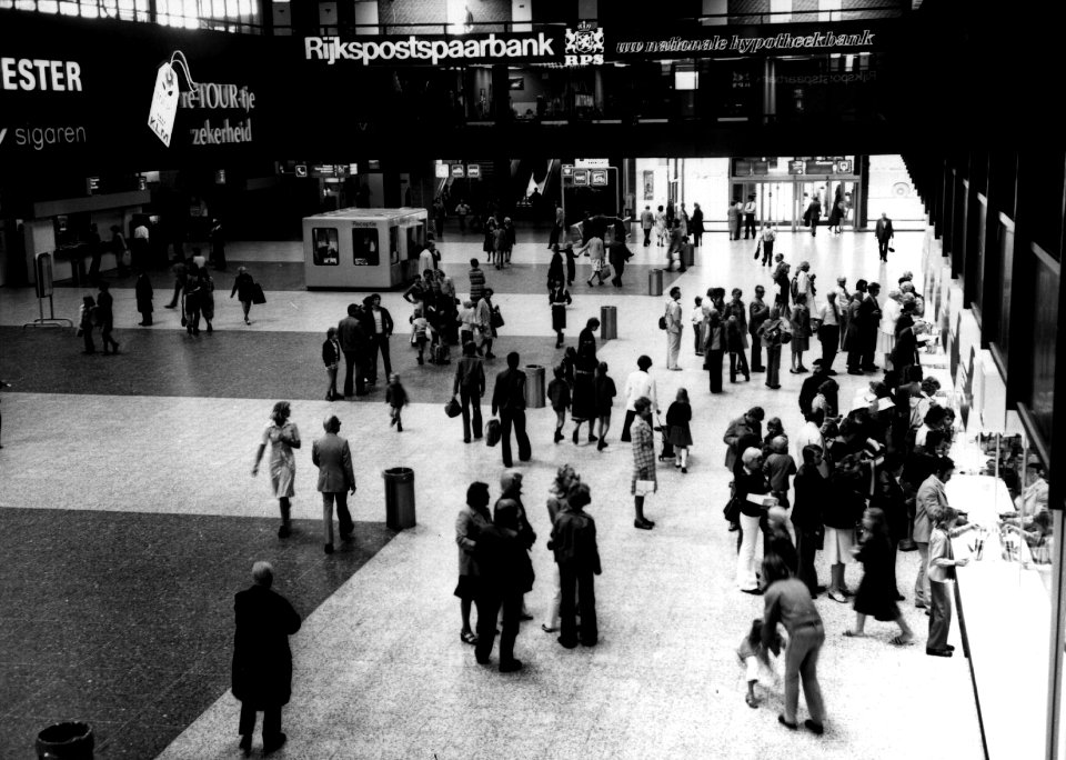 Interieur van het NS station Den Haag te Den Haag hal