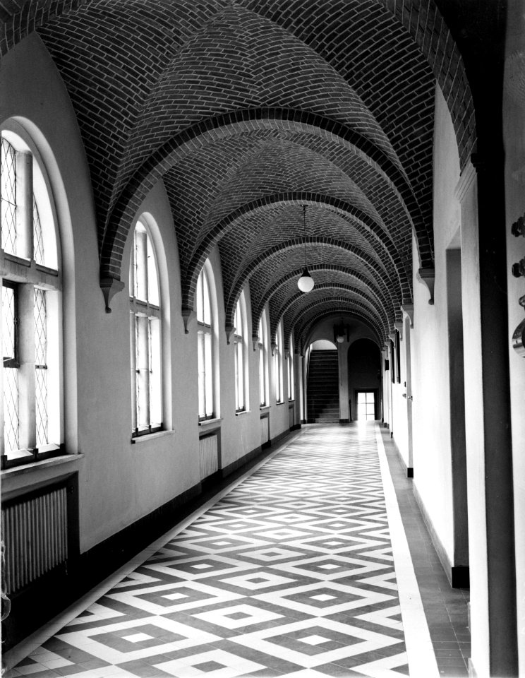 Interieur van het klooster gang met tegelvloer en ramen, Bestanddeelnr 252-0868